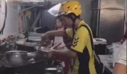 外卖小哥在吃瓜,酸甜苦辣的生活点滴