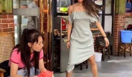 小姐姐靠墙吃瓜,小姐姐的独特吃瓜姿势