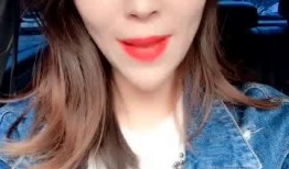 小姐姐靠墙吃瓜,小姐姐的独特吃瓜姿势