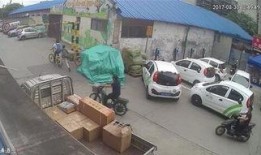 警方抓捕吃瓜群众,抓捕现场，吃瓜群众成焦点