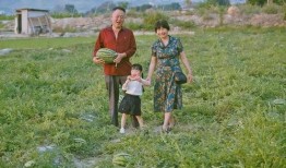 吃瓜地里的大叔