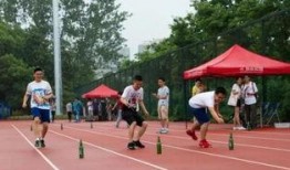 情侣学校操场吃瓜,情侣操场共享甜蜜瓜果时光