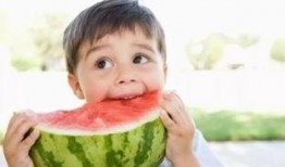 小孩挨打吃瓜,孩子成长中的痛与乐