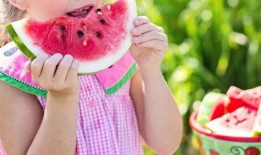 夏天孩子吃瓜,缤纷瓜果，孩子的清凉美味时光
