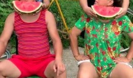 奶奶散步吃瓜,甜蜜吃瓜时光