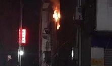 火灾老人吃瓜,老人吃瓜自救，上演生死时速