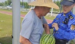 老人路边吃瓜,见证老人悠闲生活的一角