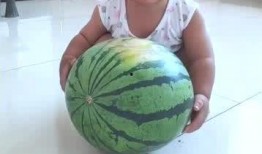 宝贝吃瓜很可爱,吃瓜小天使的可爱日常