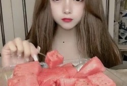 小姐姐靠墙吃瓜,小姐姐的独特吃瓜姿势