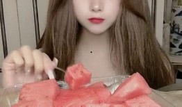 小姐姐靠墙吃瓜,小姐姐的独特吃瓜姿势