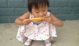 小孩挨打吃瓜,孩子成长中的痛与乐