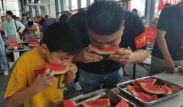 父子兵吃瓜,传承欢乐时光