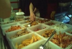 外卖小哥在吃瓜,酸甜苦辣的生活点滴