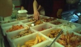 外卖小哥在吃瓜,酸甜苦辣的生活点滴