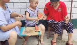 奶奶散步吃瓜,甜蜜吃瓜时光